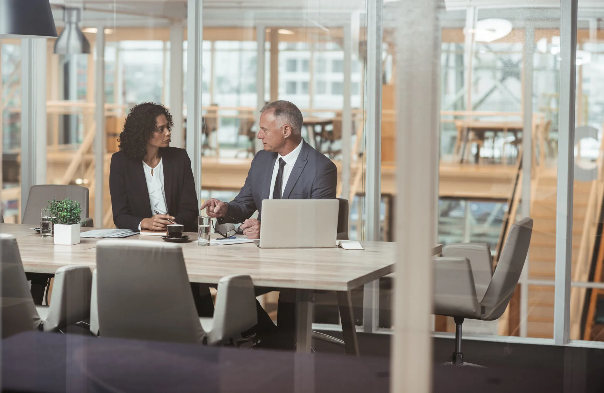 Quais são as principais funções e serviços da Junta Comercial?