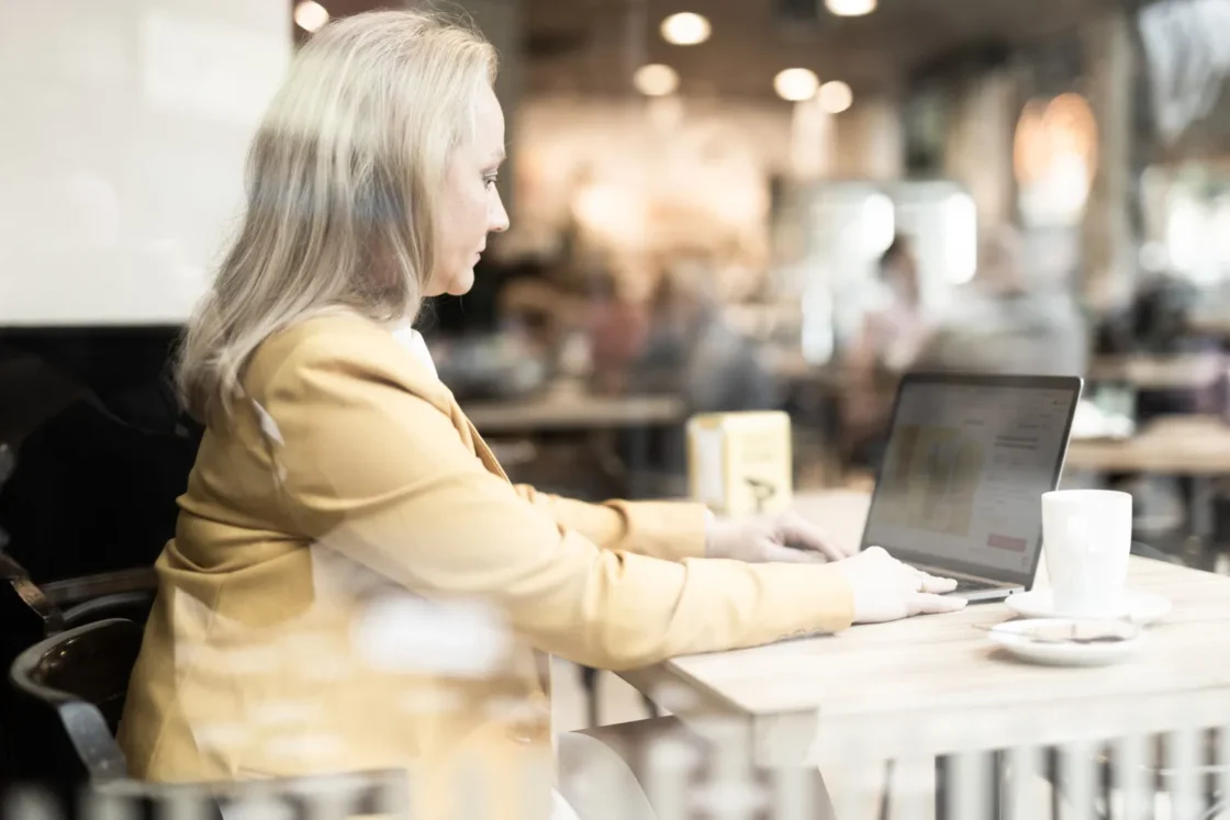 Diferenciação vs. Liderança em Custo: Um Comparativo Direto