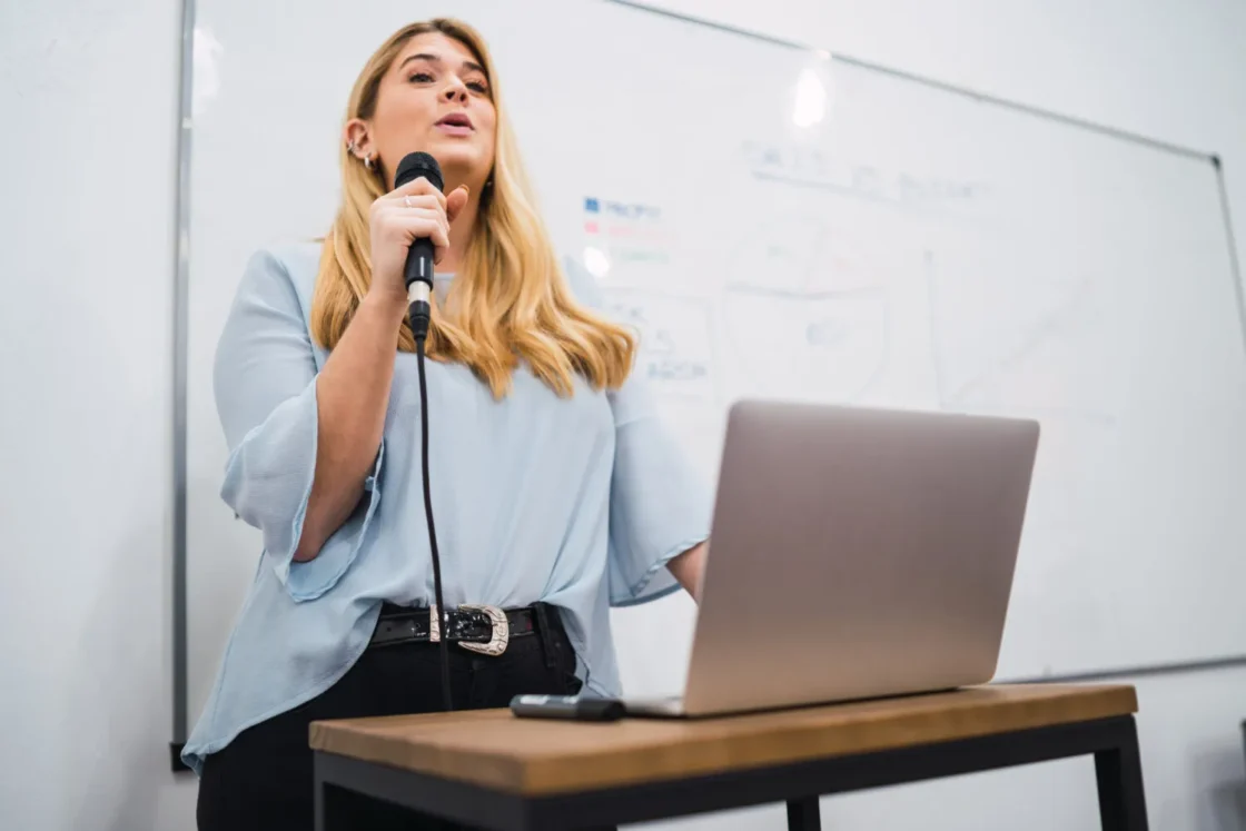 1. Liderança Autocrática (O Centralizador)