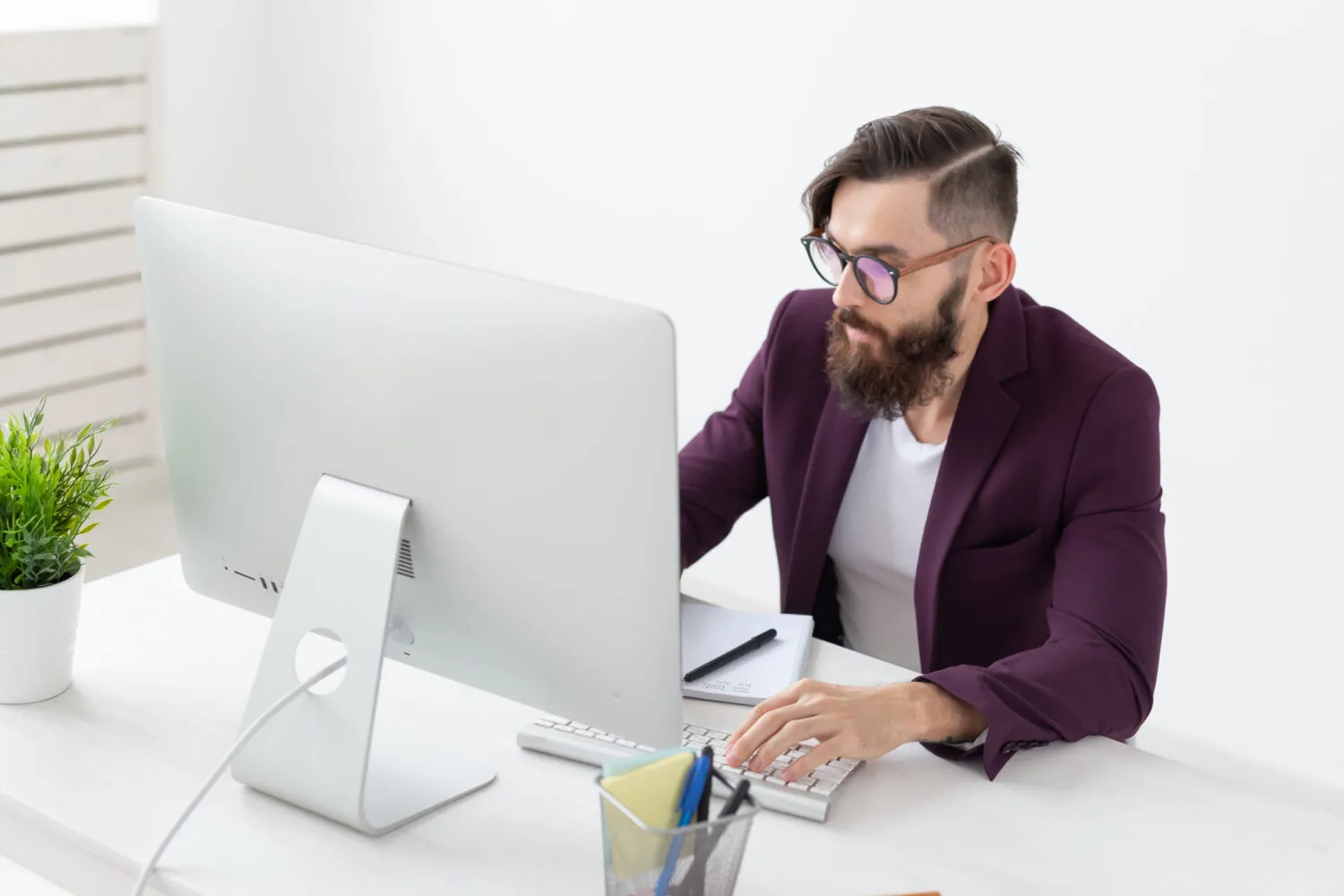 Júnior Araújo • Título: Contador e CEO da Junior Contador Digital; • Registro CRC: SP-345376; • Formação: Ciências Contábeis - Faculdade de Americana (FAM); • Expertise Principal: Consultoria contábil e fiscal estratégica, com foco em estratégias de estruturação de holdings patrimoniais, planejamento tributário e otimização fiscal para empresas de diversos portes. • Conhecimento Adicional: Integração de tecnologia em processos contábeis, Normas IFRS; • Papel no Blog: Editor-Chefe e autor, compartilhando conhecimento prático para PMEs.