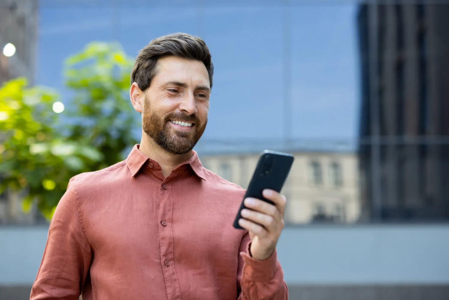 Reinvestir os Lucros ou Distribuir aos Sócios? O Guia Definitivo para PMEs